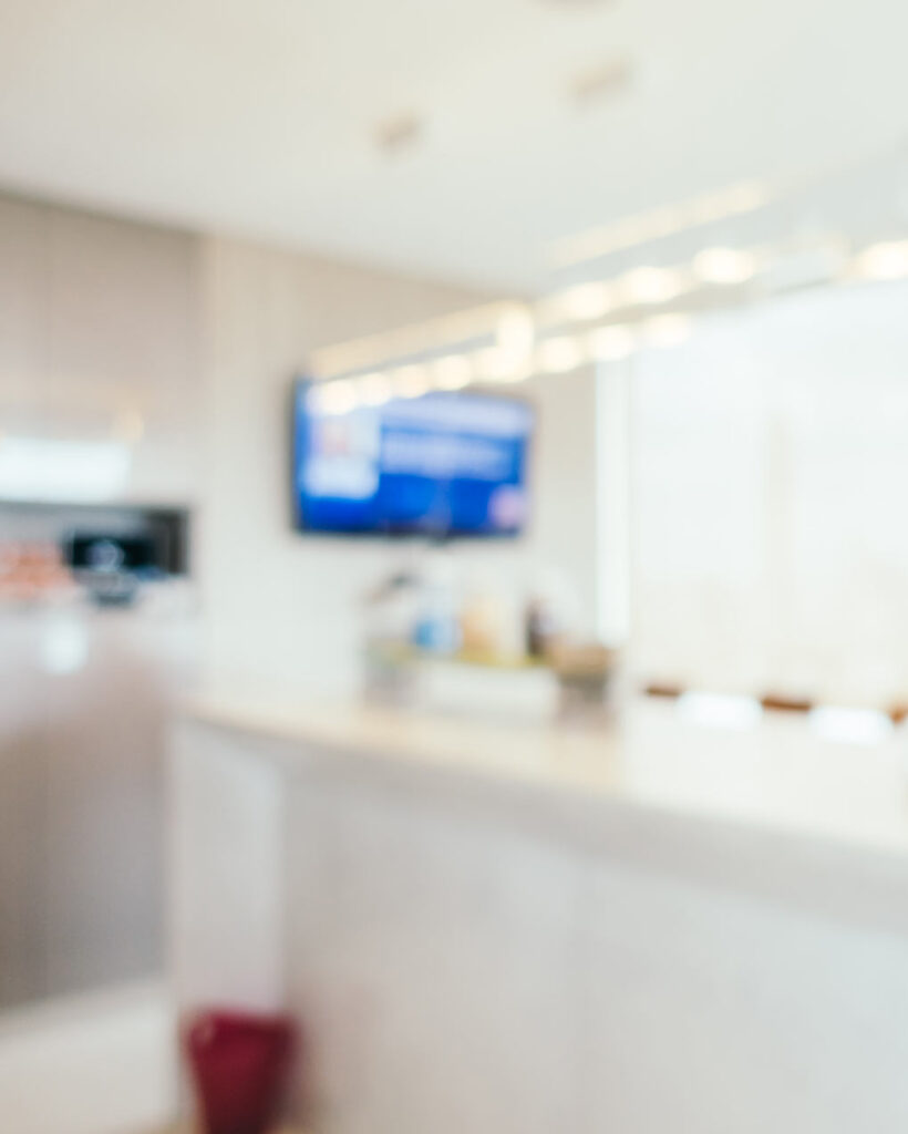 Vista de una recepción blanca y luminosa