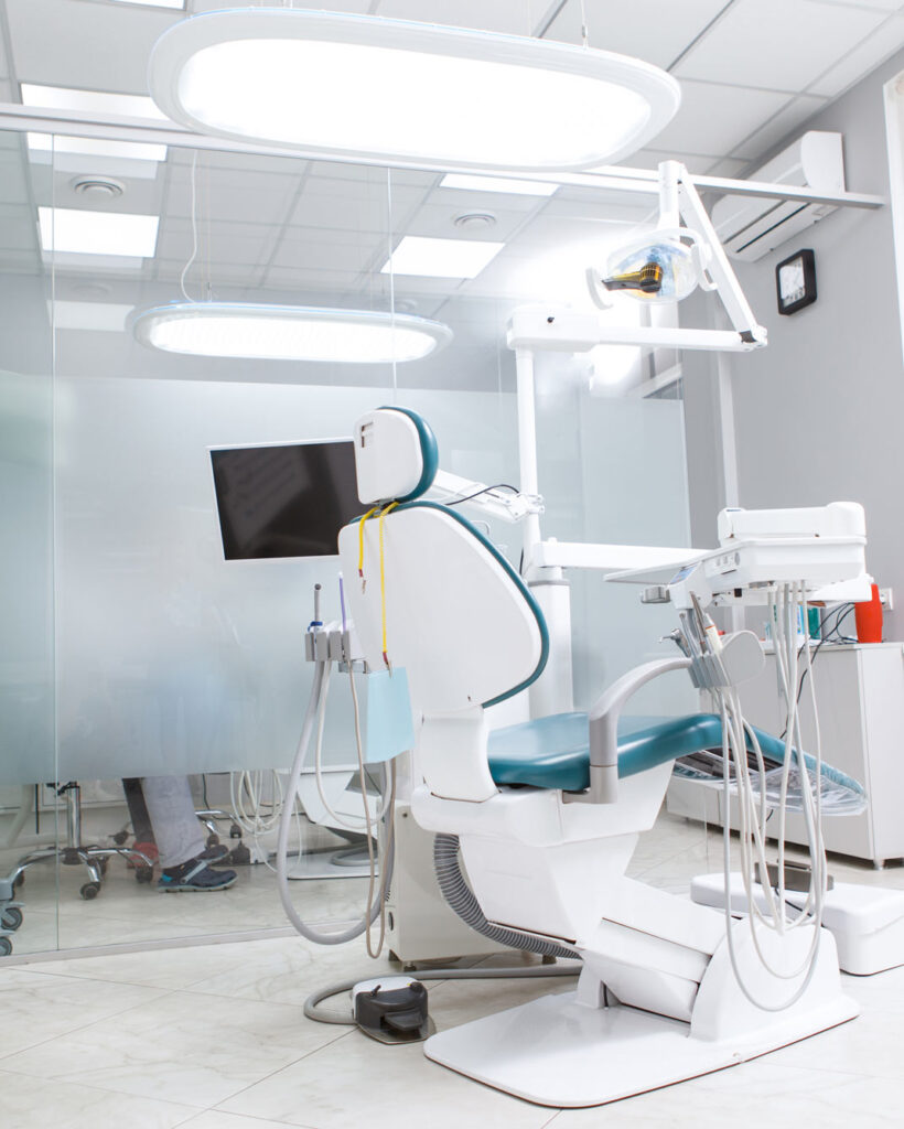 Consultorio de una clínica dental con butaca