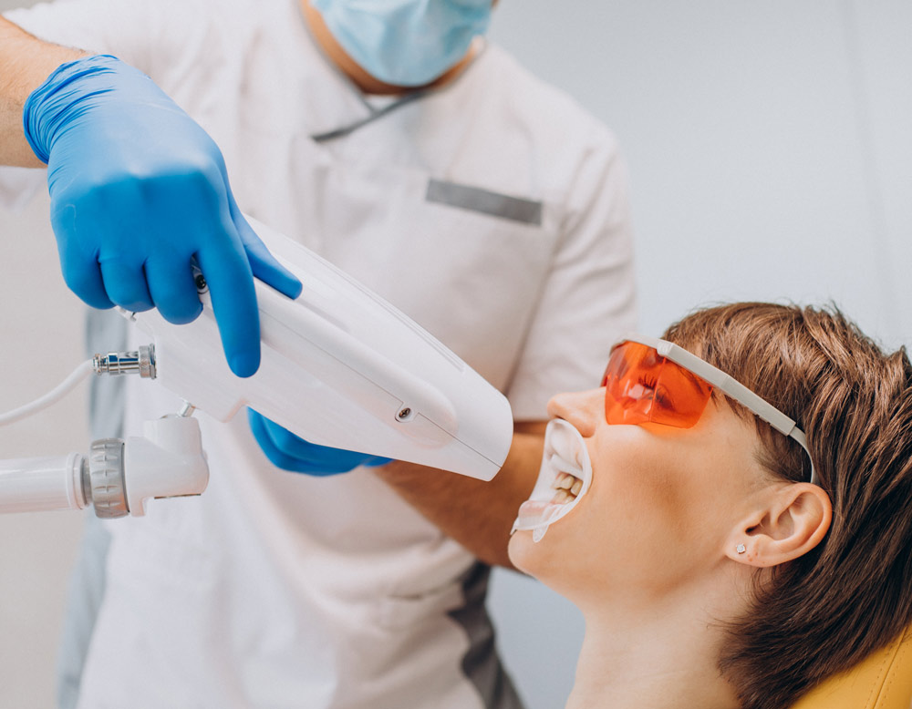 Chica joven recibiendo un tratamiento blanqueador de Philips Zoom
