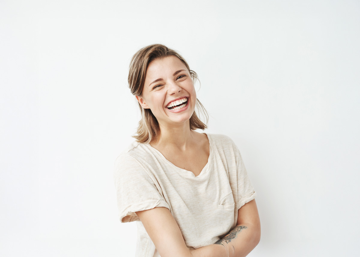 Chica sonriendo mostrando unas encias sanas