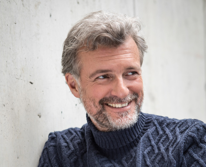 Hombre maduro sonriendo.