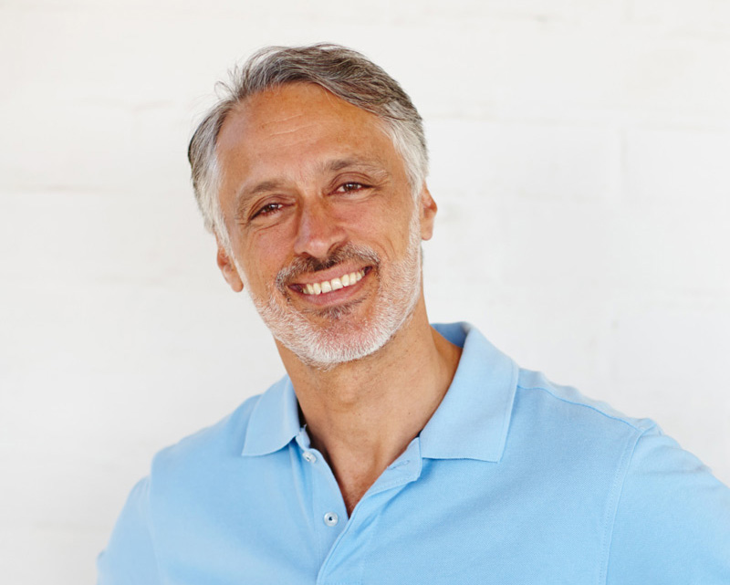 Hombre maduro sonriendo y mirando al frente