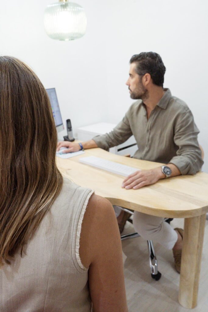 Gerente de la clínica atendiendo temas administrativos de un paciente