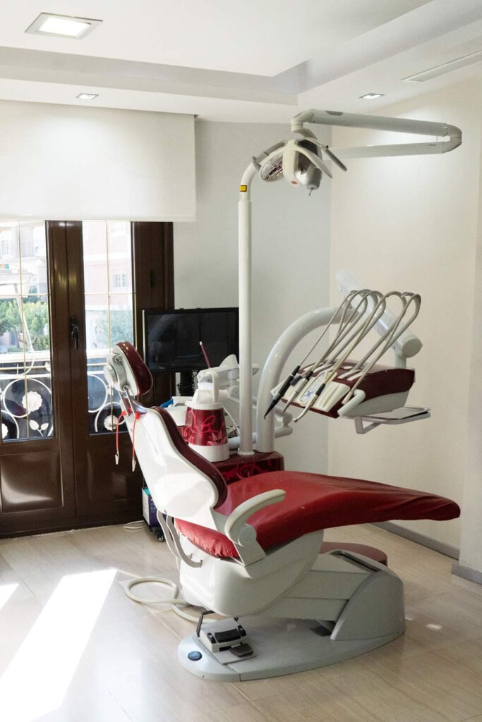 Vista de la sala de una consulta luminosa, con el sillón del dentista.